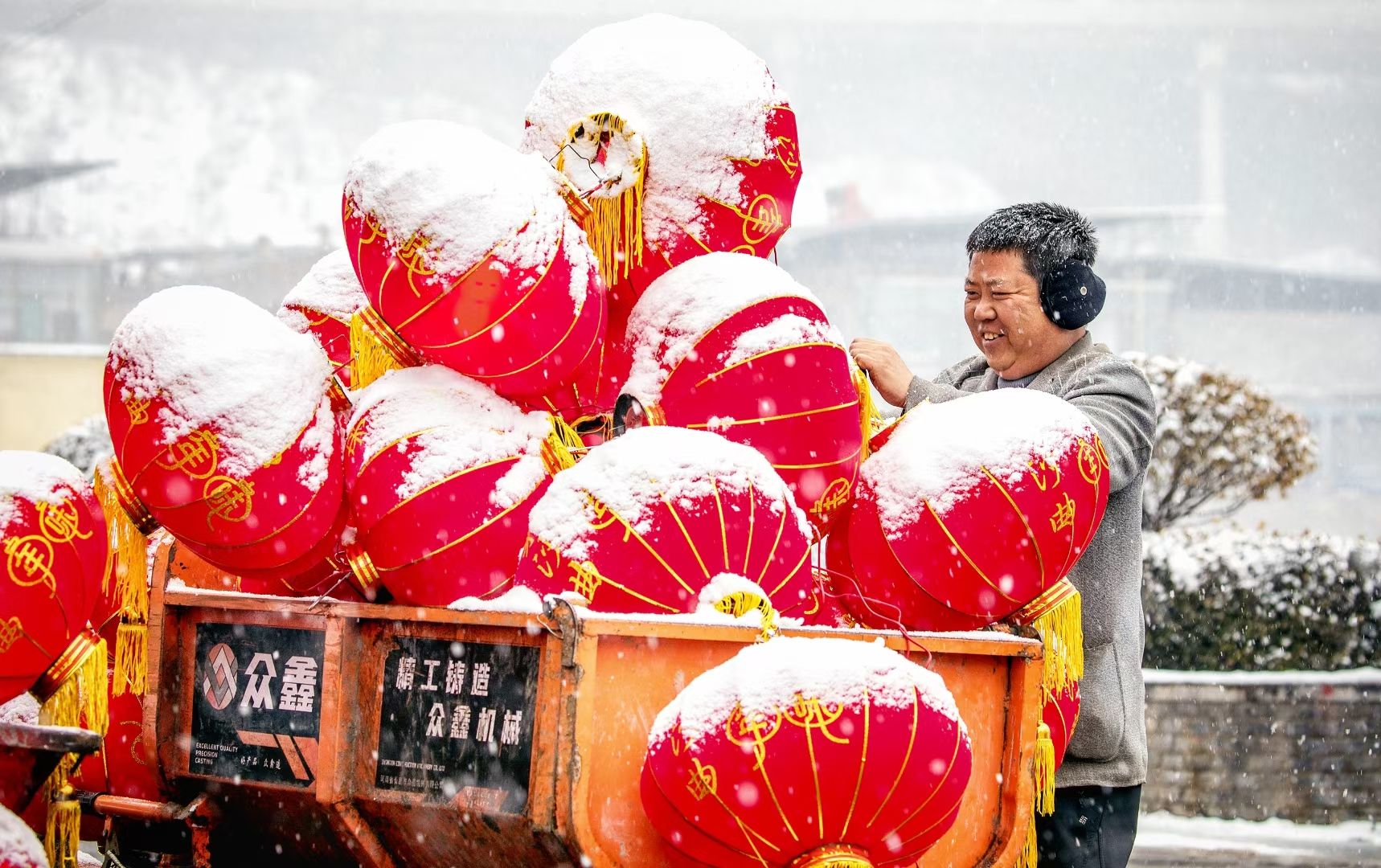 《雪花里的年味》-柳林農(nóng)商銀行李小軍