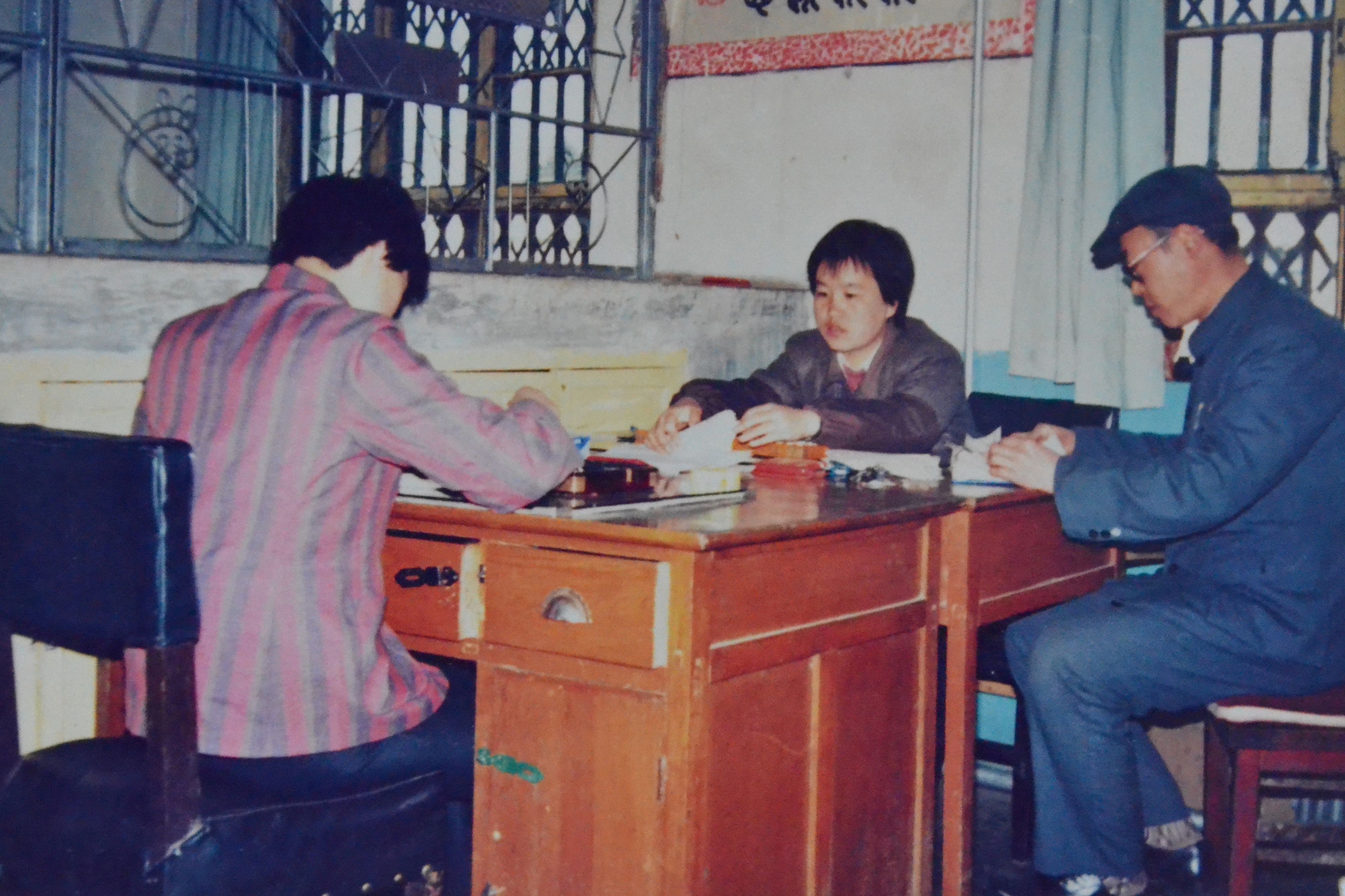 73.《變遷與堅(jiān)守》長治審計(jì)中心張寅——2021年壺關(guān)農(nóng)商銀行工作人員在山后村委代收款項(xiàng) (3)